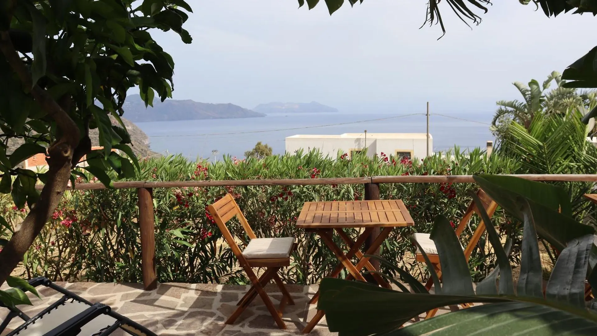 Case Il Mandorlo - immersi nella natura e terrazzi vista mare Leni