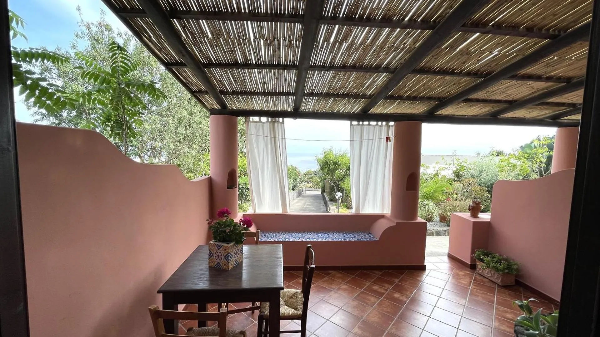 Case Il Mandorlo - immersi nella natura e terrazzi vista mare Leni Italia